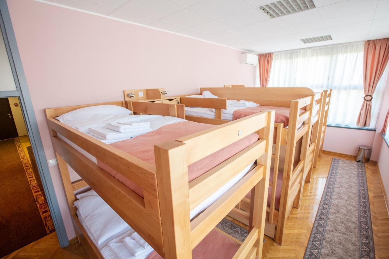 Hostel Amd Belgrad Exteriör bild